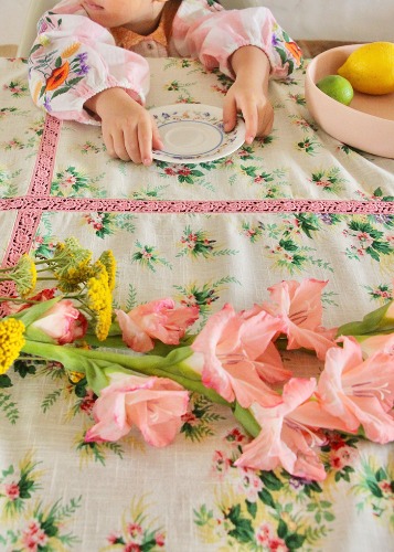 Bonjour Table cloth with lace
