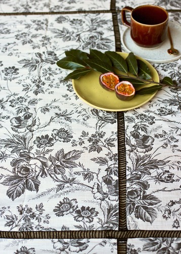 Bonjour Wallpaper flower table cloth